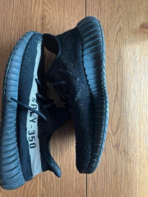 Yeezy 350 v2 ”Oreo” - Adidas Yeezy 350 v2 ”oreo”, storlek 46 1/3, bra skick 