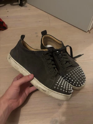 Loubs unika - (((((((((Box förekommer))))))Säljer dessa unika Loubs just nu, riktigt fräscha och passar till alla stilar. Skorna är hyfsade och har bara några skavanker, håller på att tas lite sönder vid sulan och runt det området men inget man ser när sulan är inne i skon och går säkert att fixa lite enkelt med lim. Sen är några av spikarna lite lösa också men om dom går av kan man limma bara. (KÖPTA FRÅN KINA!!)