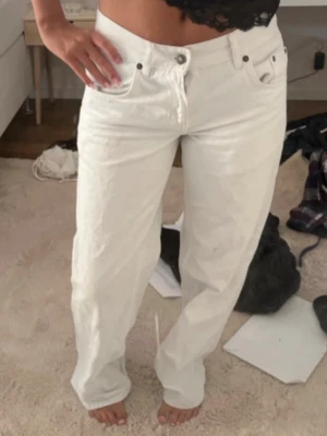 Vita raka jeans med mid midja - Trendiga jeans från sudbued, (liknar Zaras trendiga jeans) perfekt till hösten!  Vita mid/low waist vida/baggy jeans strl 36 Tyvärr för småa på mig❤️ Jag är 172 för referens!