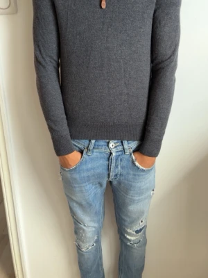 Morris halvzip - Stickad morris tröja med rund hals och långa ärmar. Tröjan är i Merinoull och för dig som gillar en clean passform. Perfekt för dig som gillar  stilren design.