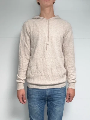 Davida Kashmir hoodie - Davida kashmir hoodie | Skick: 8/10 | Strl M | Pris - 999 | 100% Kashmir | Fraktar via Postnord eller Instabox på köparens bekostnad | Hör av dig vid minsta fråga eller fundering//CL