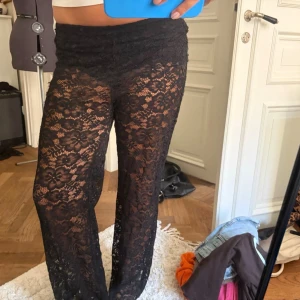 Svarta spetsleggings - Ett par jättesnygga spetsbyxor med inbyggda shorts! Använda ca 2/3 ggr lite lösa trådar på vissa ställen som på sista bilden. Storlek XS/S