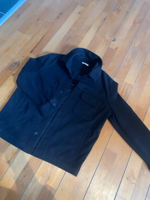 Overshirt Zara - Denna är endast använd 3 gånger. Inga tecken på användning, köptes några månader sen, men den har inte kommit till användning. Skriv om du vill ha mer bilder, eller har några frågor! Väldigt stilren jacka dom passar med mycket! NYPRIS ÄR 799kr