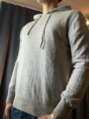 Merinoull hoodie - Elegance  - Elegance merinoull hoodie, Inga defekter! Modellen i bilderna är 185 cm 74kg och bär Storlek M , Kom med frågor! 🌟 (Kan gå ned i pris vid köp av paket 😉)  Fraktas inom 24h 🚚