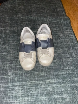 Valentino skor (mörkblåa) box ingår. -  Pris kan diskuteras vid snabb affär! Det går och göra de snyggare har inte lust att tvätta de just nu. Liten skada under foten men läcker inte igenom och syns inte så tydligt. Box ingår samt papper.