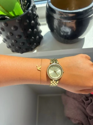 Guld klocka från Michael Kors - Snygg guld klocka från Michael Kors med metallarmband och rund urtavla. Använd men fortfarande i bra skick 
