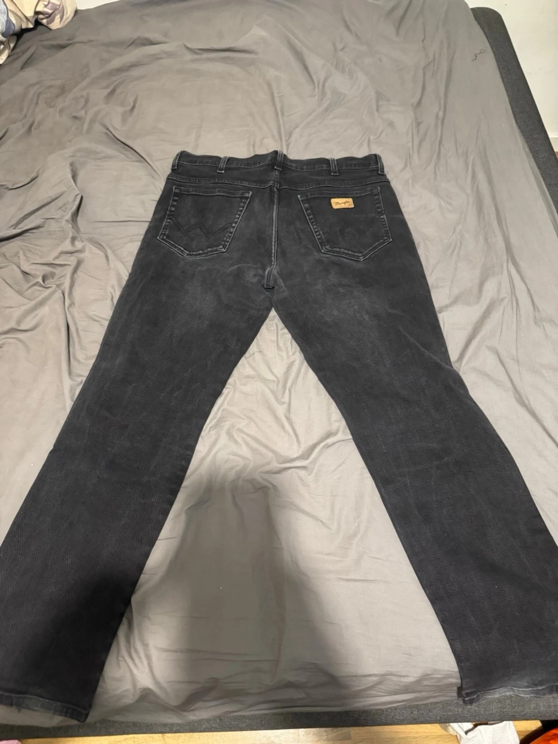 Svarta raka jeans från Wrangler - 2