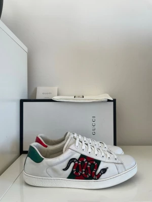 Gucci Ace Snake Skor  - Säljer nu dessa Gucci Ace Skor i uk 8,5 som motsvarar 42,5, skriv för fler bilder/frågor🙌🏼