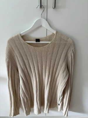 Beige ribbstickad tröja från Esprit - Säljer en beige ribbstickad tröja med rund halsringning och långa ärmar. En mycket skön tröja som passar till allt! 