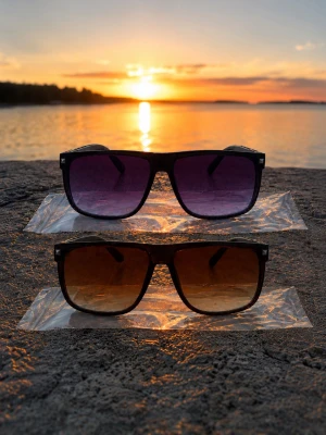 Två st solglasögon - Två riktigt snygga solglasögon för ett kombinerat pris av 275kr 🔥Liknar väldigt mycket rayban solglasögon men till ett mycket bättre pris 💯🔥