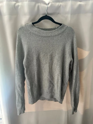 Grå stickad tröja - En grå stickad tröja som aldrig kommer till användning 🥰