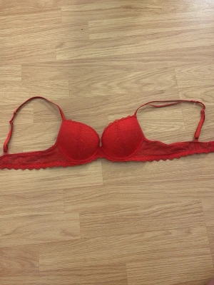 röd push up bh❣️ - Röd bh med vadderade kupor och spetsdetaljer. Justerbara axelband. Använd 1 gång.❣️❣️