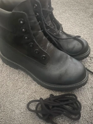Timberland kängor - Svarta Timberland boots som passar jättebra till streetwear/Y2K-stil. Perfekta att matcha med bootcut eller baggy jeans för en fetare outfit. Skorna är i fint skick och snören sätts på innan köp. Hör gärna av er vid frågor!
