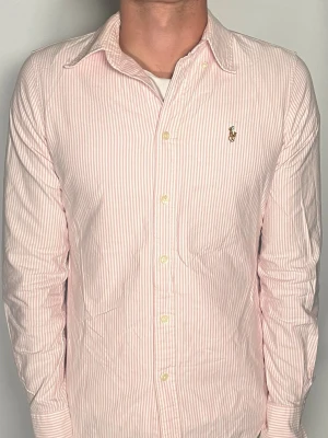 Ralph lauren skjorta - ✨ PRODUKTINFORMATION ✨                                   👕 Typ av plagg: Skjorta                                        🏷️ Märke/Modell: Ralph Lauren                            📏 Storlek: Sitter som XS                                      ⭐ Skick: Fint skick                                                 💬 Vid frågor om plagget, storleken eller skicket är det bara att skriva till oss – vi svarar gärna!                     📦 Snabb och smidig hantering av din beställning. Gramenti              