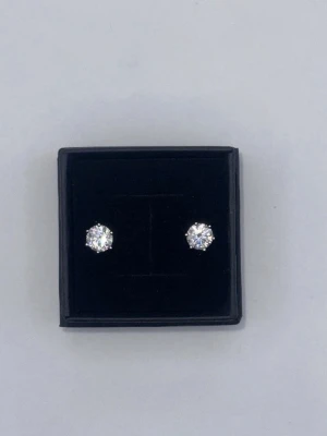 Moissanite diamant örhänge 0.5 carat/st - GRA certifikat - Säljer ett par stilrena örhängen i silverfärg med runda, gnistrande stenar som är Moissanite (ett alternativ för diamant). Klassisk design med infattning som framhäver stenarnas lyster. Perfekta för dig som gillar enkel men elegant stil. De kommer med GRA certifikat och är mycket hög kvalitet. 0.5 carat per örhänge. 