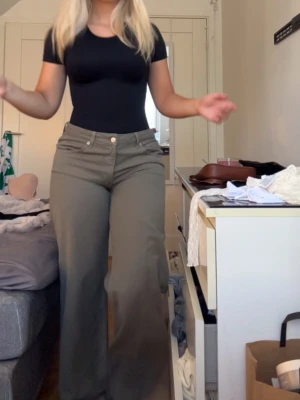 Gröna jeans, mid rise! - Gröna midrise jeans, straight leg. Strl L. Använda 1 gång! 
