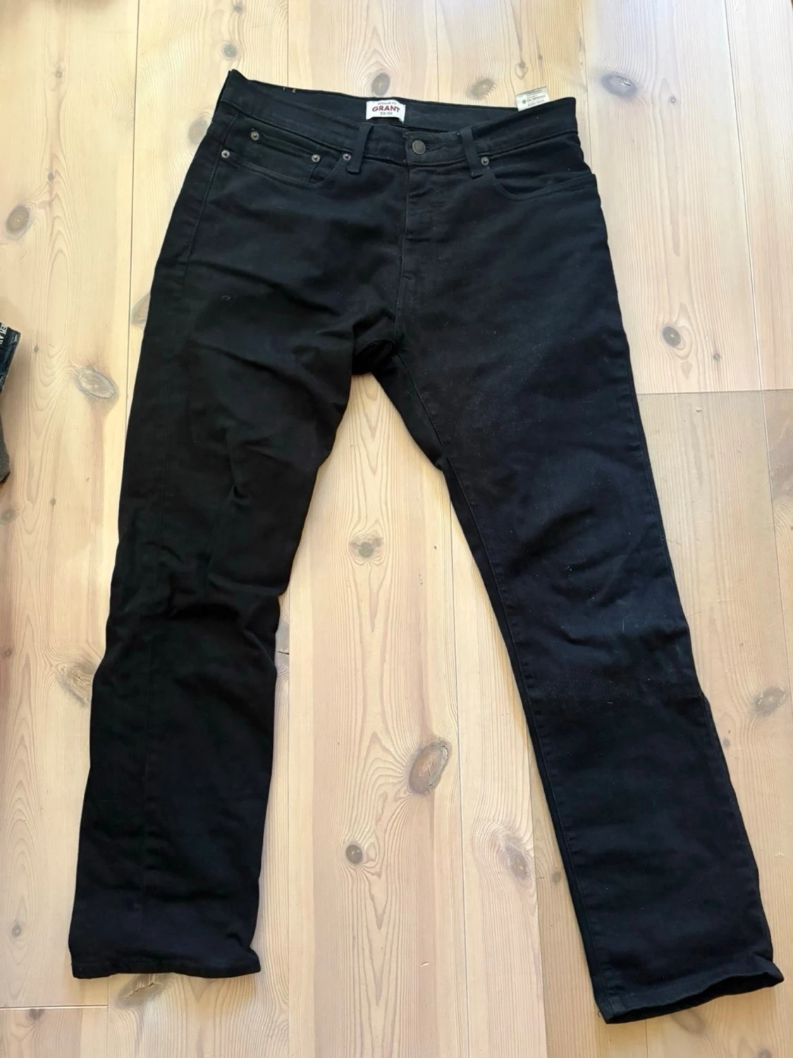 Svarta raka jeans från Grant 