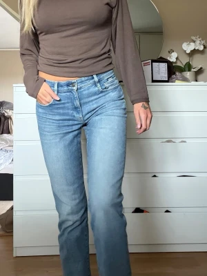 G-star raw jenas  - Säljer ett par ljusblå jeans med rak passform med medel hög midja. Materialet är denim i bomull och de har en snygg tvätt ”den perfekta blåa” aldrig använda bara testade då jag köpte fel storlek. Storlek 28x34 