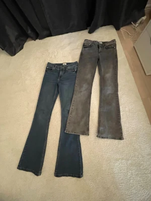 Bootcut jeans från Grunt, blå o grå 🥰🥰 - Säljer båda mina grunt jeans då de inte kommer till användning, säljer båda för 400 kr o enskilt för 250 kr. Skriv till mig ifall du är intresserad av endast ett par så fixar jag en separat annons🤍