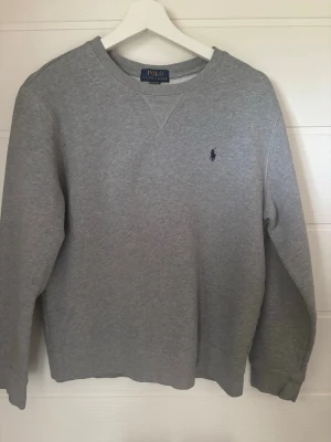Ralph Lauren sweatshirt - Ralph Lauren tröja i mycket bra skick storlek Xs-S pris går att diskuteras! 😁