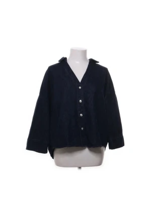 Mörkblå oversized manchesterskjorta - Snygg mörkblå skjorta i jeans med oversized passform. Skjortan har långa ärmar, klassisk krage och knappar framtill. Perfekt för dig som gillar en avslappnad och trendig stil.