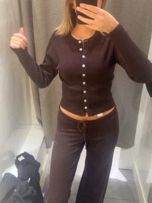 Gina tricot sett - Ett brunt Gina tricot sett. Tröjan är i M och byxor i S.           Orginal pris runt 790kr men säljer för 350kr då det är sällan användt