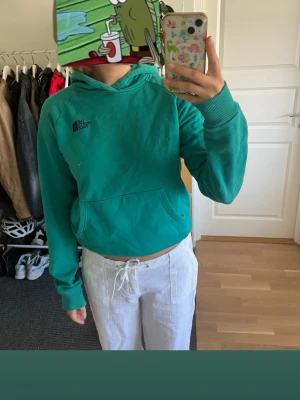 Turkos hoodie från The North Face - Superskön turkos/grön/blå hoodie från The North Face. Strl S herrmodel, skulle säga att den är S/M. Använd fåtal gånger<3