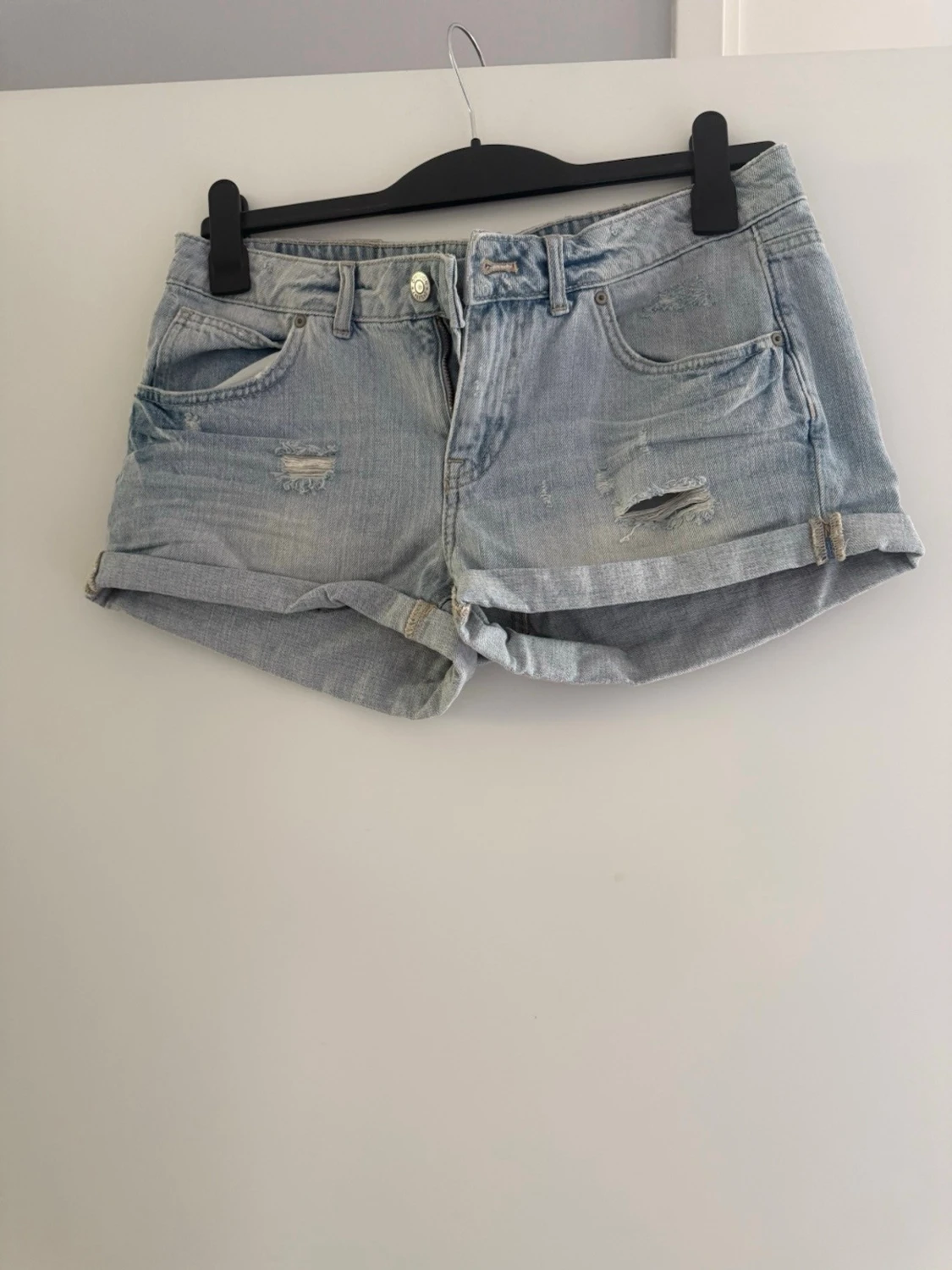 Ljusblå denimshorts med slitningar strl 40  - 1