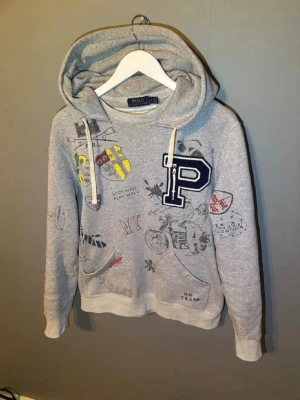 Unik Ralph lauren hoodie - Riktigt fräsch och unik Ralph lauren hoodie som garanterat kommer få uppmärksamhet. Skick 8/10 nypris ~2000kr 