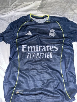 Real Madrid matchtröja - Snygg Real Madrid matchtröja, aldrig använd., pris är inte fast i sten. Om ni har några frågor så är det bara att skriva 