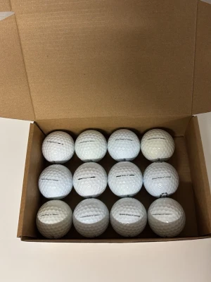 Titleist Pro V1. B klass - Titleist Pro V1 är en av marknadens mest uppskattade golfbollar och passar spelare som vill ha lång längd, mjuk känsla och bra kontroll. Våra B-klassade bollar kan ha mindre kosmetiska märken från tidigare spel, men är noggrant kontrollerade och har full spelprestanda.