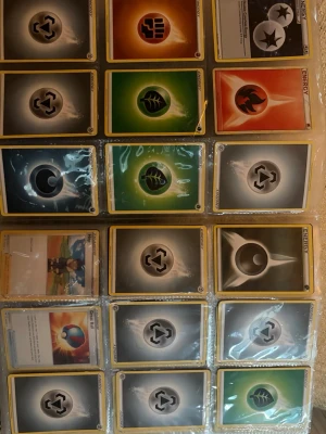 Pokémon kort  - Tja dessa Pokémon kort hittade jag uppe i vinden som är riktigt gammla och rare vissa av dem det finns fler kort o boken sen suckas även en liten bok med bara trainer med också. Perfekt för samlare eller spelare.