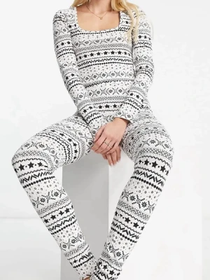 Pyjamas - Säljer en vinter pyjamas som knappt är använd å därav säljer jag den. Den är i storlek 40, men skulle säga den passar de som bär S/M. Jag bär i stort sett M men byxorna är för små så skulle tippa mer mot S. Skriv om du har frågor eller undrar något!