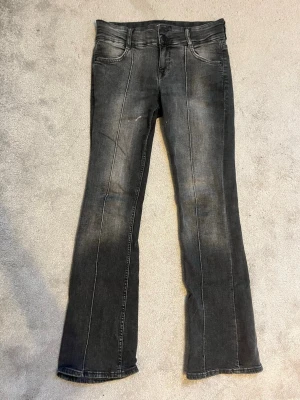 Bershka jeans  - Jättefina lågmidjade utsvängda jeans från Bershka. Har en vit fläck. Midjemått tvärs över är 39,5 cm. 