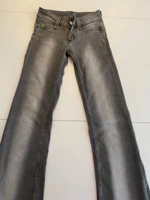 Grå bootcut jeans med slitningar - Säljer ett par grå bootcut jeans från cheapmonday,är i storlek 23/30 typ aldrig använda❣️