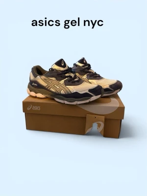 Asics Gel NYC sneakers - Snygga Asics Gel NYC sneakers med mesh och syntetpaneler. Finns i två färgkombinationer: beige/svart och blå/vit. Skorna har chunky sula och klassisk Asics-logga på sidan. Perfekta för dig som gillar sportig och trendig stil.