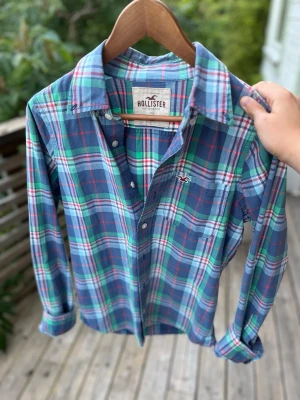 Rutig skjorta från Hollister blå/grön - Riktigt fet hollister skjorta i rutigt material! Storlek S. Hör av dig vid frågor🙌
