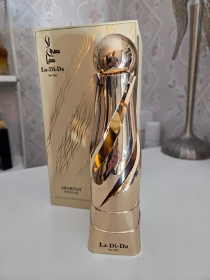 La-Di-Da for her  - La di da fir her. Arabiyat prestige. Sprayad kanske 10 ggr så minst 90- 95%  kvar                                    