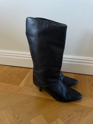 Svarta stövlar med klack - Svarta stövlar med klack som är i lite lägre modell. Stövlarna går ungefär till mitten av smalbenet🥰Älskar dessa till vardags med ett par jeans😋