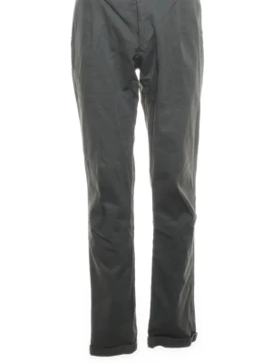 Suitsupply gröna chinos (34) - Snygga mörkgröna chinos ifrån Suitsupply med rak passform och klassisk design. Jeansen har enkel stil utan synliga detaljer och passar perfekt till en avslappnad look. Tillverkade i ett mjukt material som ger skön känsla hela dagen. Storlek 34. I mycket fint skick. 