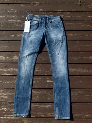 Dondup George Jeans - Helt nya Dondup George Jeans! Svin snygg ljus/blå färg. Obs Jeansen är lite ljusare i verkligheten!  Väldigt populära och trendiga jeans! Storlek W29-L32! Butikspris 2800kr! Skriv vid funderingar! 😝