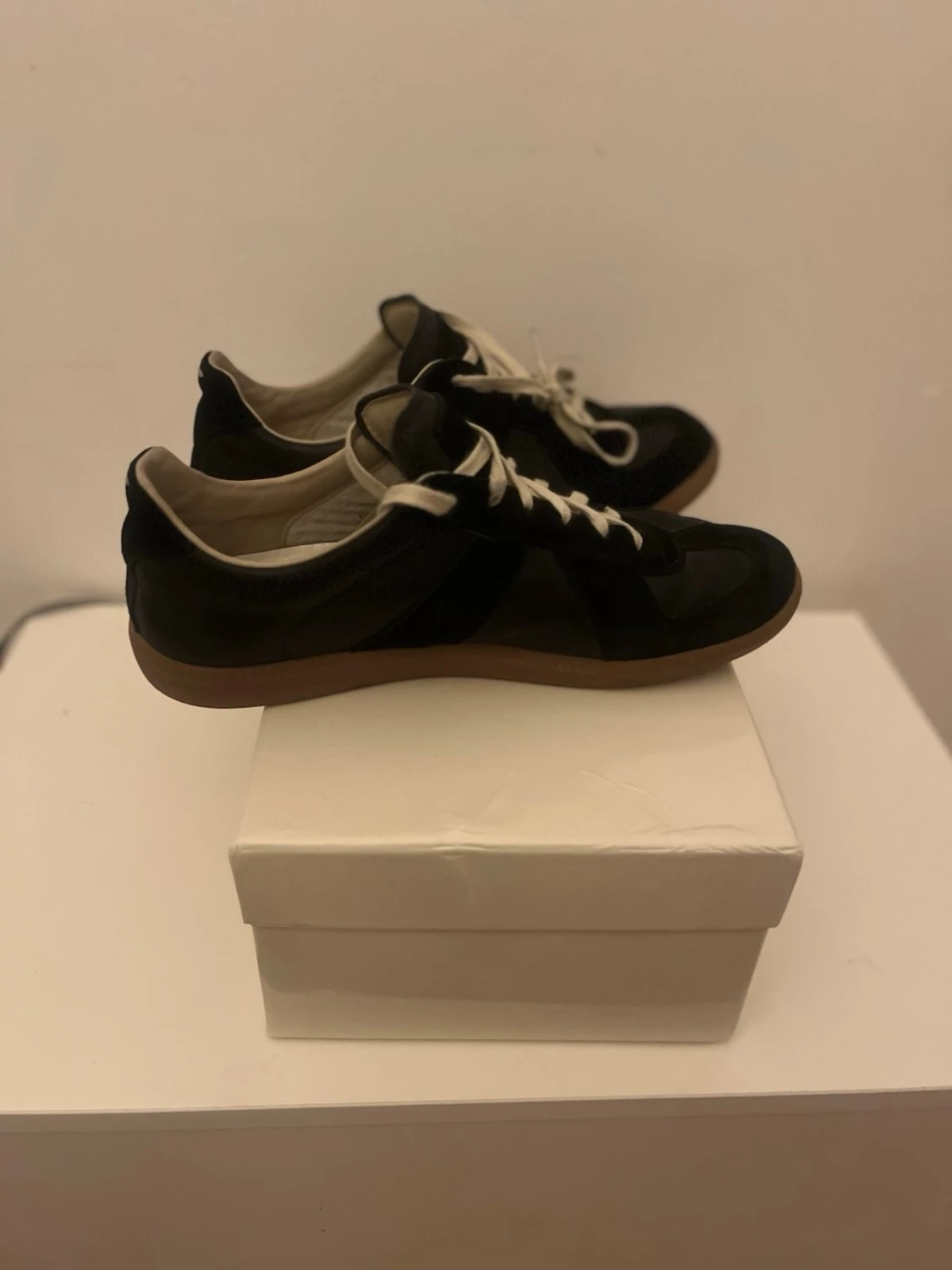 Svarta sneakers med vit sula