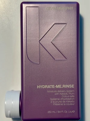 Kevin Murphy Hydrate-Me duo 250ml - Säljer ett set med Kevin Murphy Hydrate-Me.Wash och Hydrate-Me.Rinse, båda innehåller  250 ml. Produkterna är fuktgivande och färgbevarande, berikade med Kakadu Plum. Perfekt för dig som vill ha återfuktat och glansigt hår.