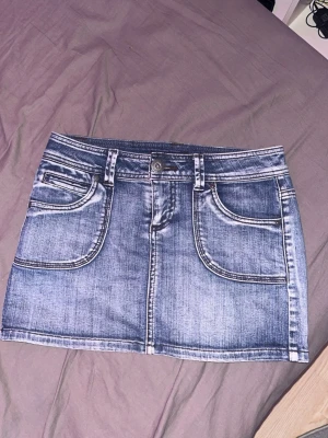 snygg jeanskjol  - jätte snygg jeanskjol, säljer då den tyvärr är för stor för mig🥰 storlek: w27