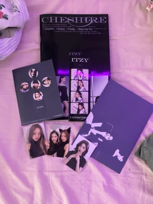 Itzy album  - Allt som finns i bilden medföljer!  #trinket #jellyfish #kpop #anime #keychain #swag #jujutsukaisen #shoujo #straykids #enhypen #aespa #lesserafim #cortis #blackpink #attackontitan #kiminitodoke #coquette #gyaru #strangerthings #alt #emo #scene #retro #japanese #chinese #alt #scene #emo #coquette #shopkins #decora #chic #sonnyangel #smiski #jellycat #labubu #sanrio #hellokitty #kuromi #vintage #pastelcore #crochet #grunge #witch #whimsical #monsterhigh