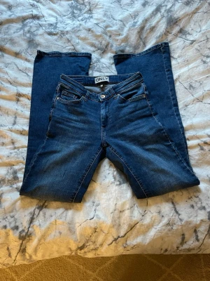 Mörkblå jeans från ONLY - Mörkblå jeans från ONLY. Jeansen har medelhög midja och är i storlek S längd 32