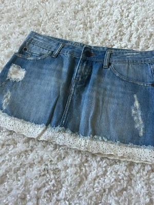 Vintage jeans kjol  - Köpt på vinted! Jag skulle säga att den är storlek S eller XS ❤️