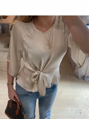 Blus  - Superfin blus med knyte från bubbleroom 🩷