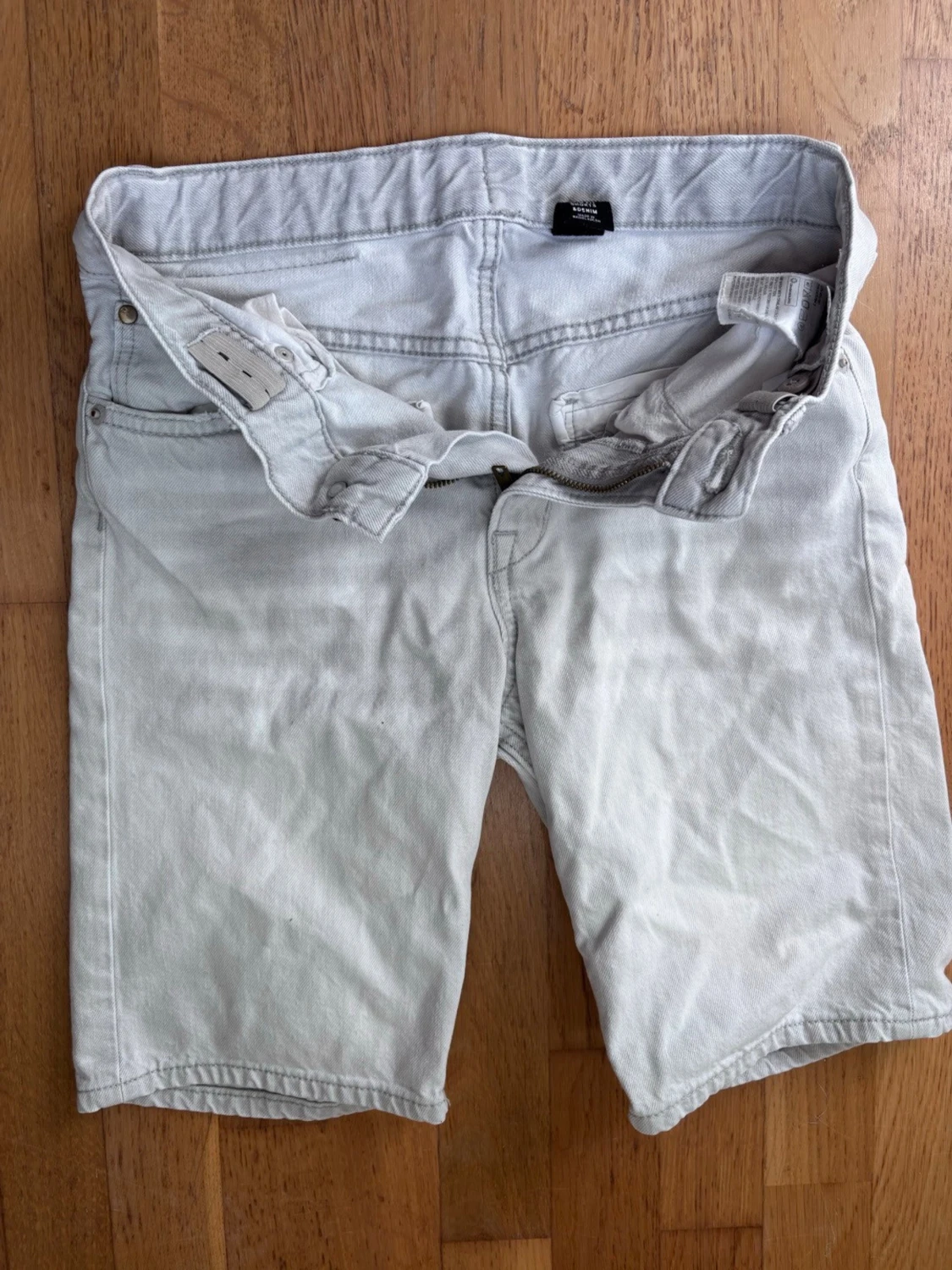 Ljusgrå denimshorts med fem fickor - 3