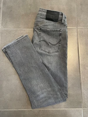 Jack & Jones Glenn Slim Fit Jeans - Riktigt snygga gråa jeans från märket Jack & Jones. Passformen är slim fit (JJIGLENN JJORIGINAL)🙌 W29 L32